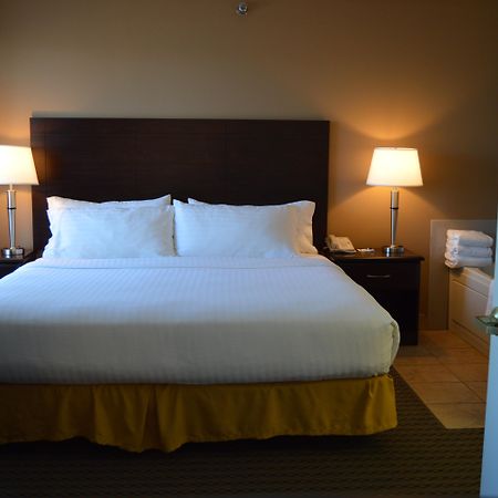 Holiday Inn Express & Suites Winner By Ihg Exterior photo