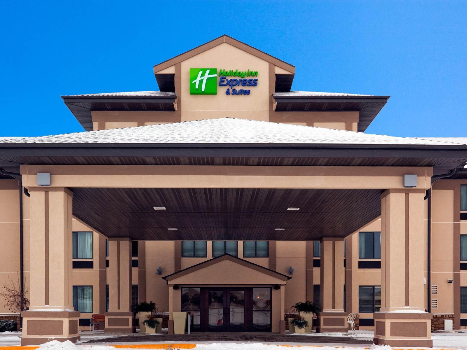 Holiday Inn Express & Suites Winner By Ihg Exterior photo
