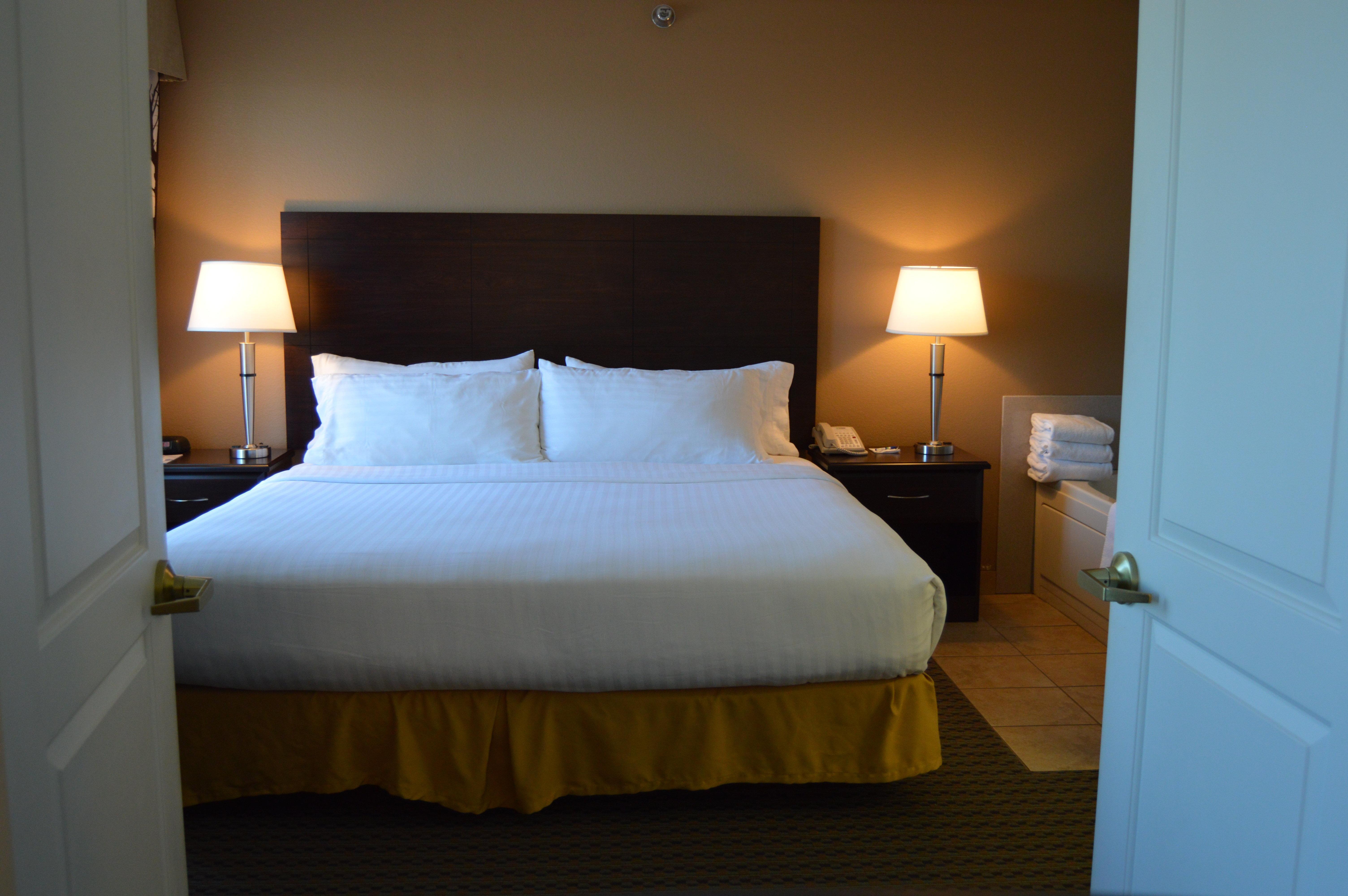 Holiday Inn Express & Suites Winner By Ihg Exterior photo