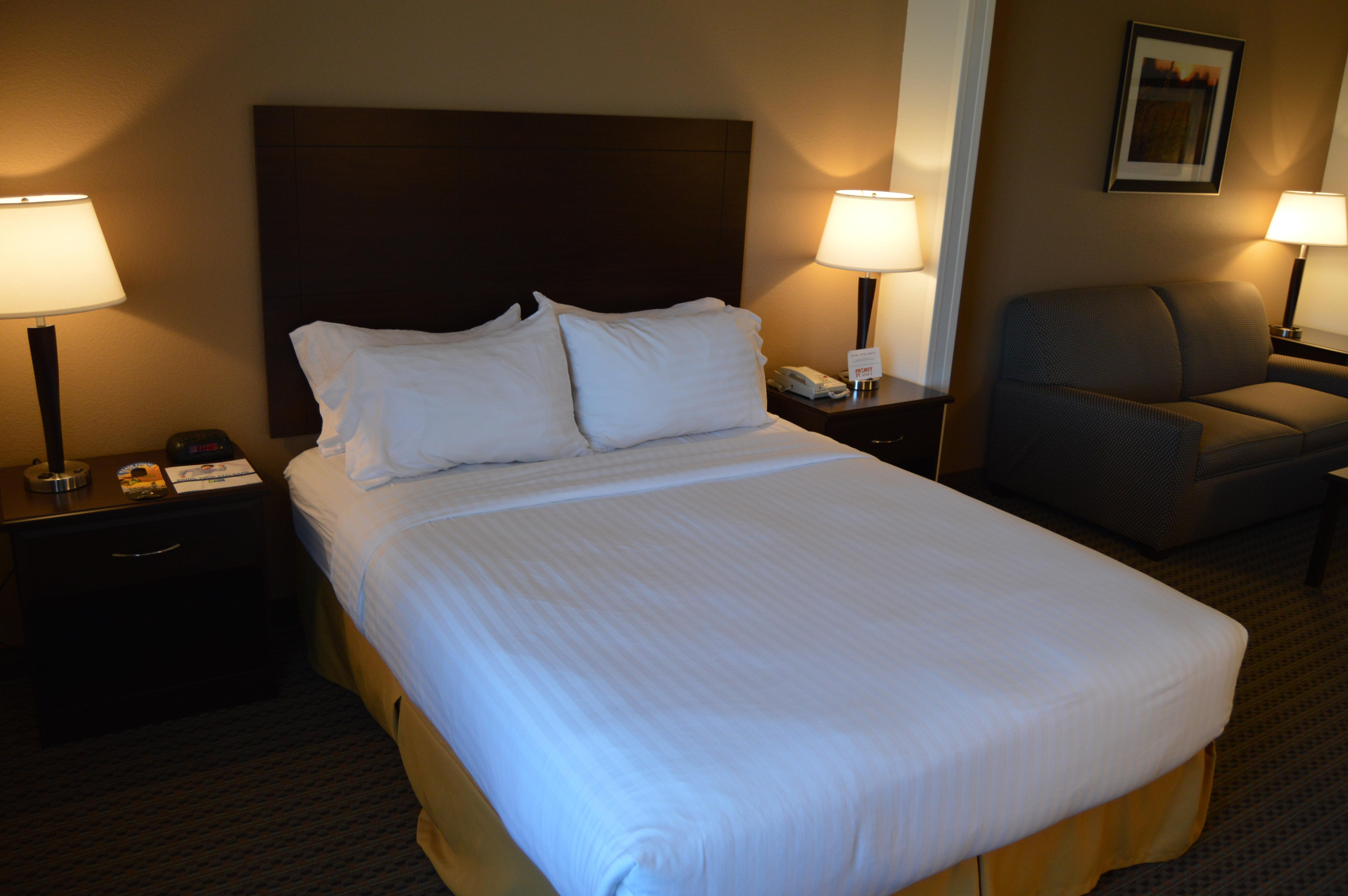 Holiday Inn Express & Suites Winner By Ihg Exterior photo