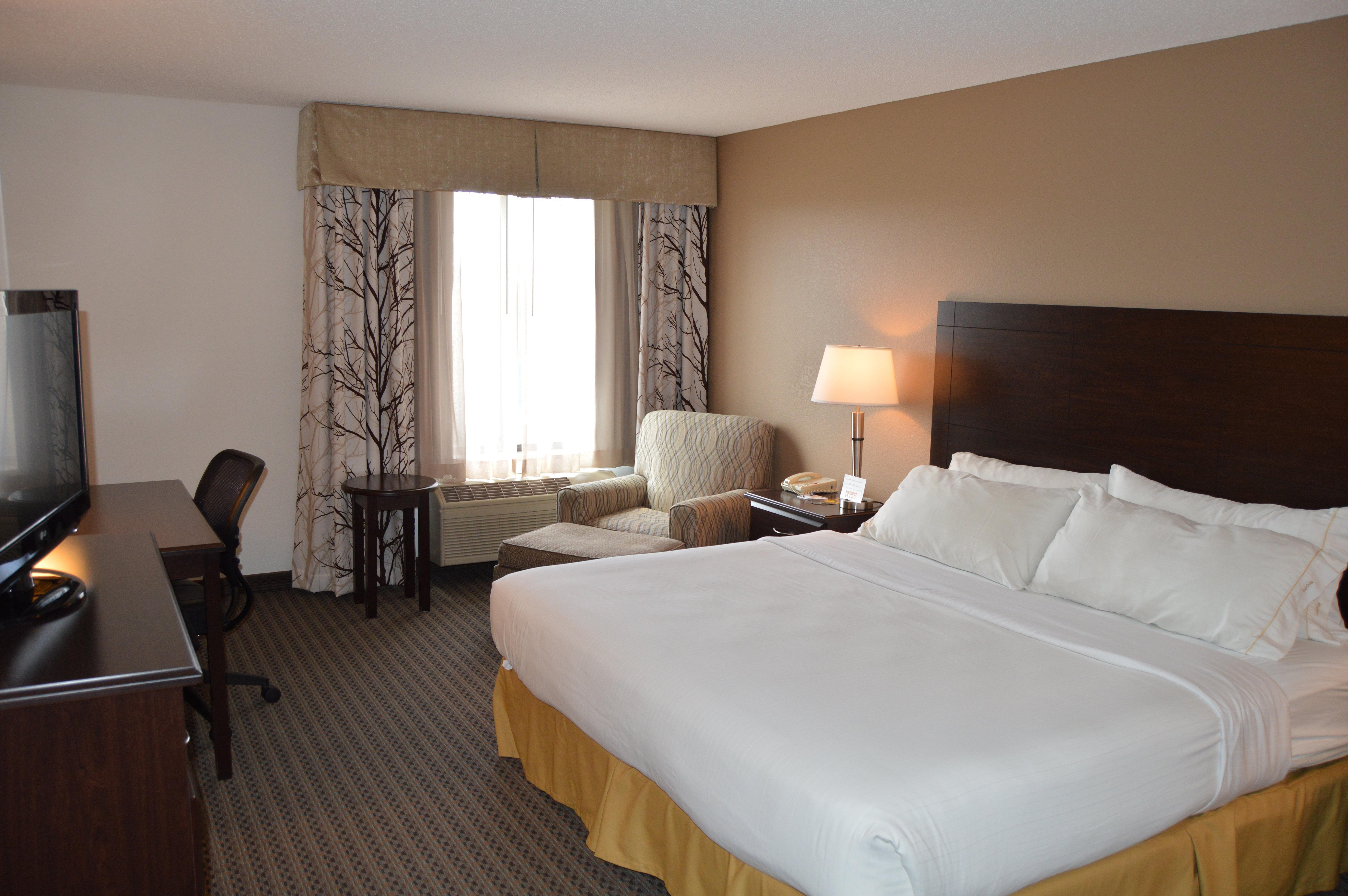 Holiday Inn Express & Suites Winner By Ihg Exterior photo