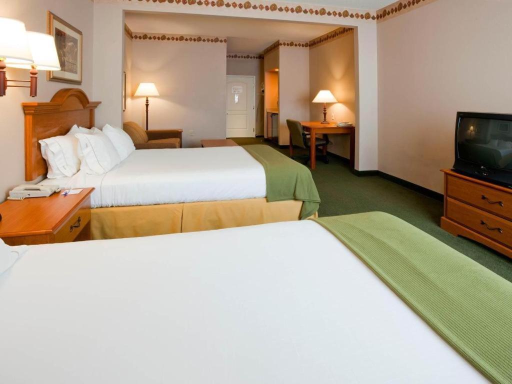 Holiday Inn Express & Suites Winner By Ihg Exterior photo