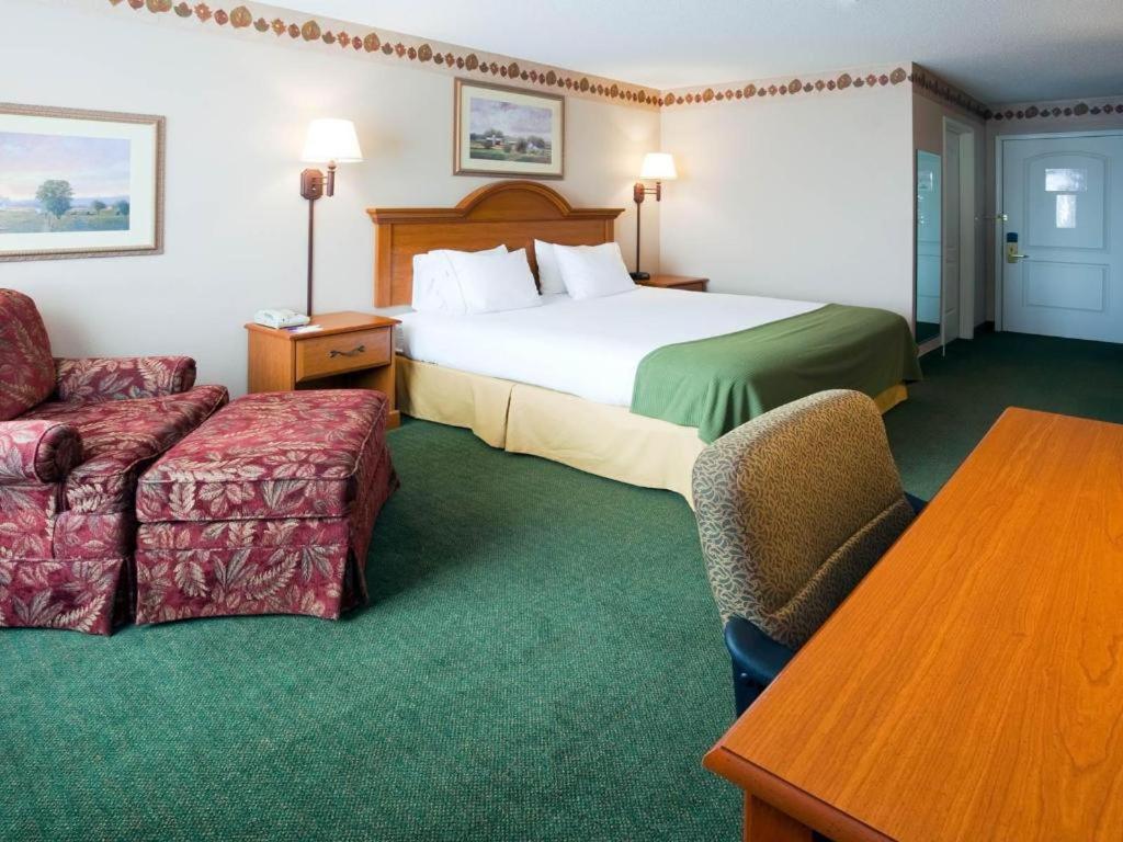 Holiday Inn Express & Suites Winner By Ihg Exterior photo
