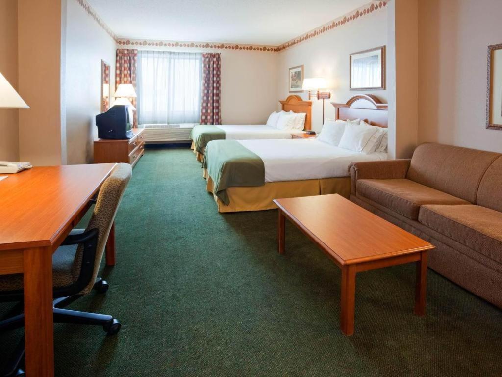 Holiday Inn Express & Suites Winner By Ihg Exterior photo