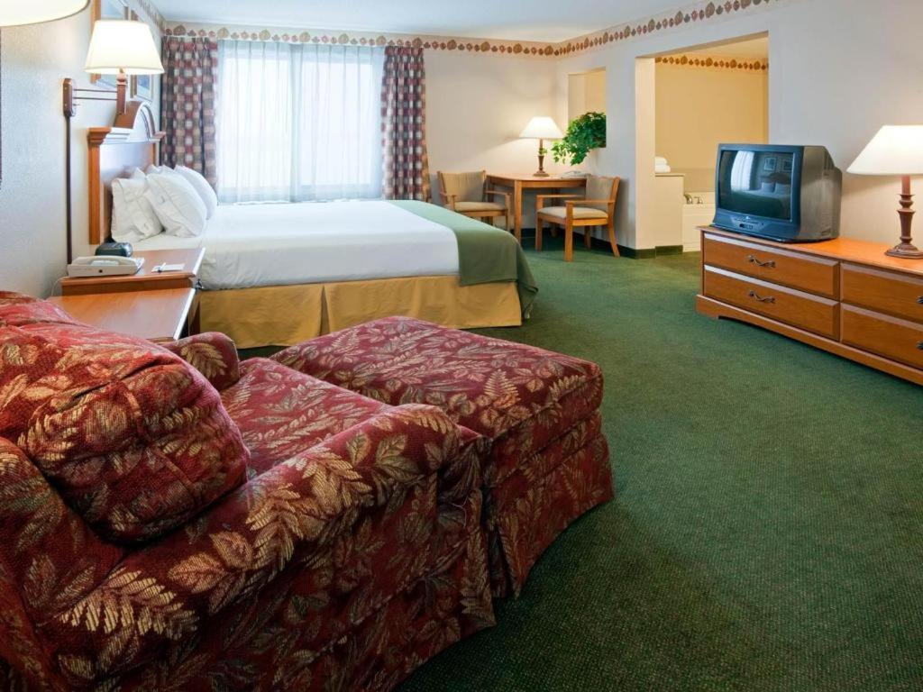 Holiday Inn Express & Suites Winner By Ihg Room photo
