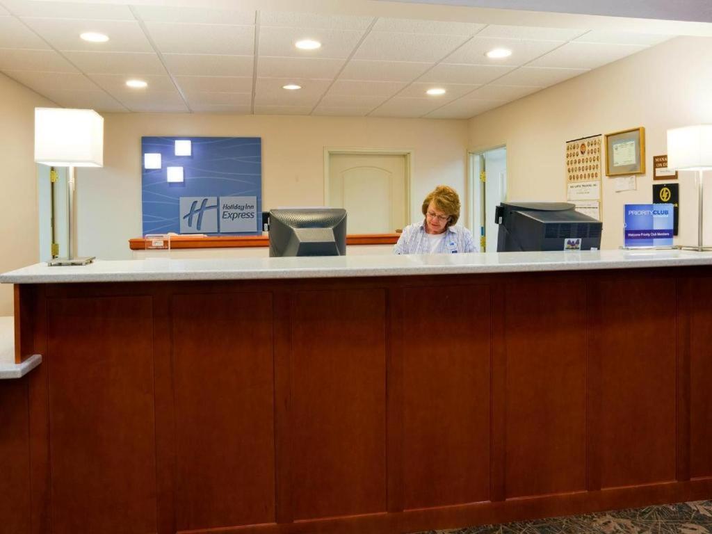 Holiday Inn Express & Suites Winner By Ihg Interior photo