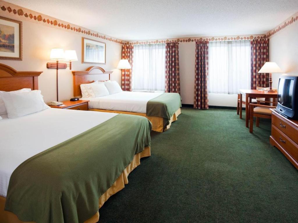 Holiday Inn Express & Suites Winner By Ihg Exterior photo