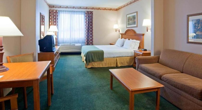 Holiday Inn Express & Suites Winner By Ihg Exterior photo