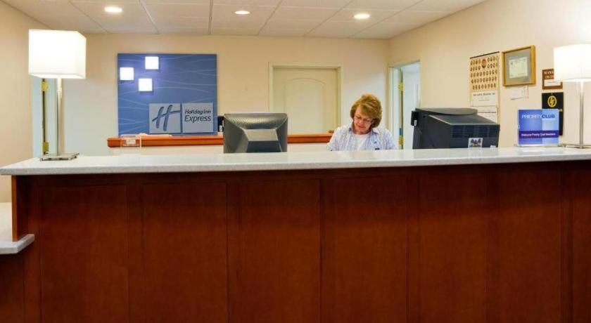 Holiday Inn Express & Suites Winner By Ihg Exterior photo