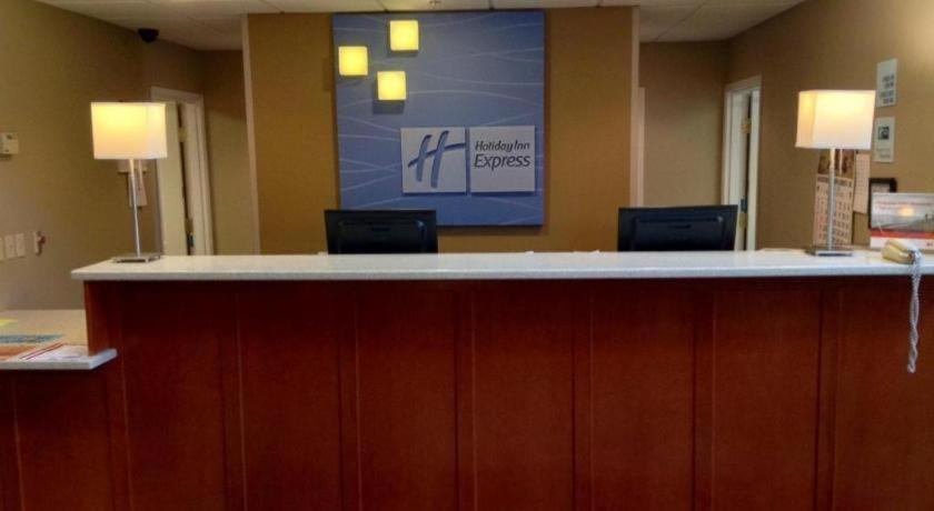 Holiday Inn Express & Suites Winner By Ihg Exterior photo