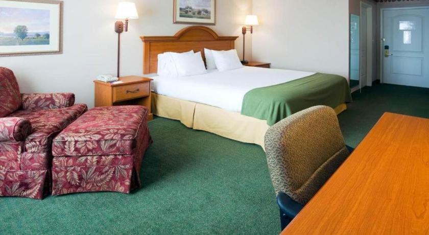 Holiday Inn Express & Suites Winner By Ihg Exterior photo