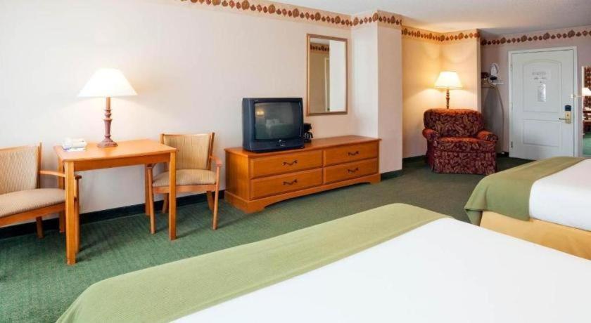 Holiday Inn Express & Suites Winner By Ihg Exterior photo