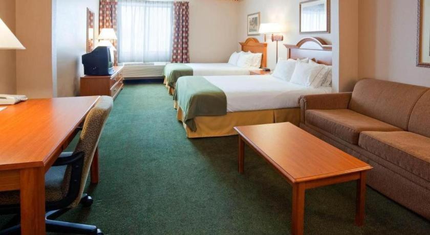 Holiday Inn Express & Suites Winner By Ihg Exterior photo