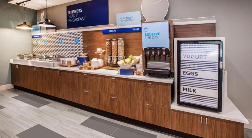 Holiday Inn Express & Suites Winner By Ihg Exterior photo