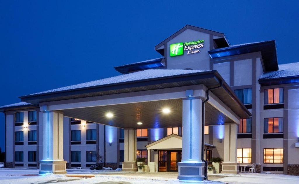 Holiday Inn Express & Suites Winner By Ihg Exterior photo