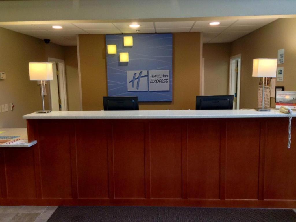 Holiday Inn Express & Suites Winner By Ihg Exterior photo