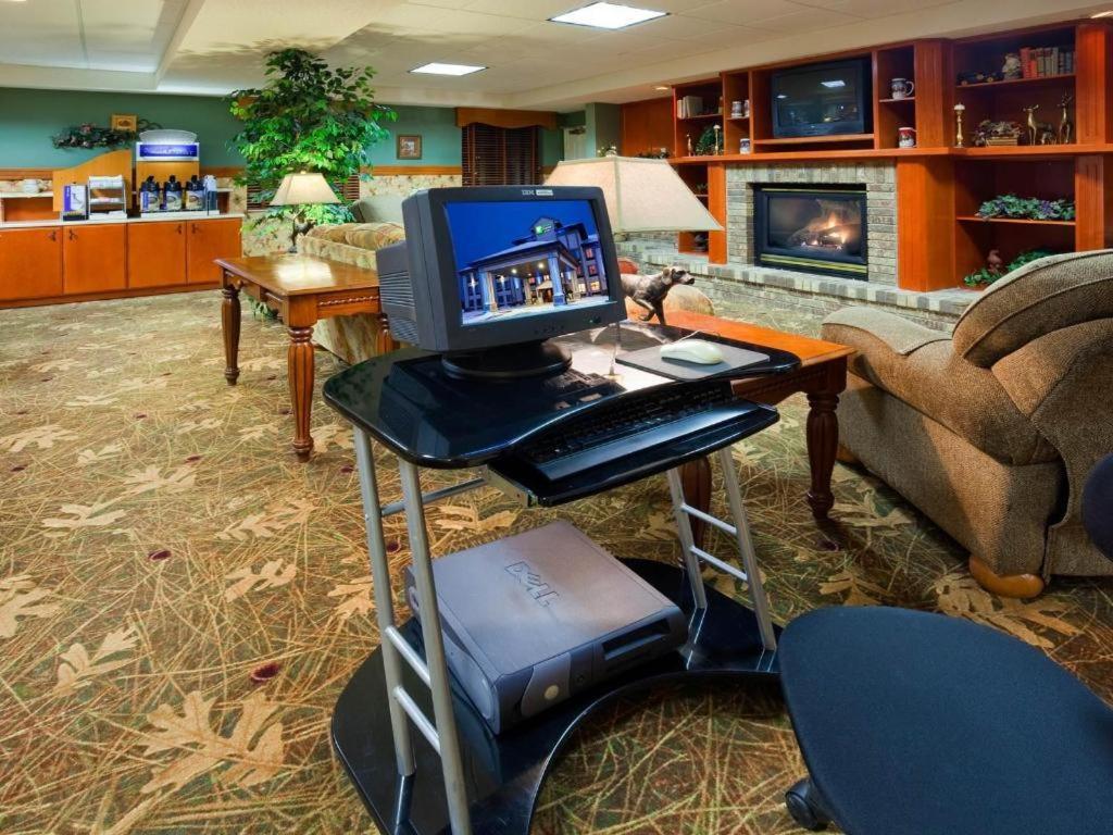 Holiday Inn Express & Suites Winner By Ihg Exterior photo