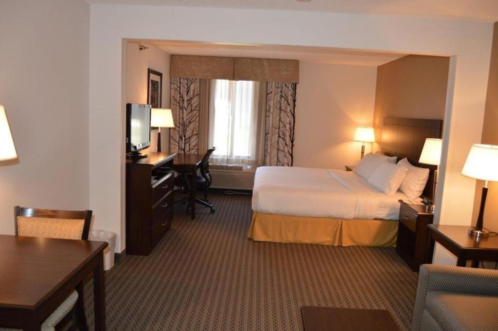 Holiday Inn Express & Suites Winner By Ihg Exterior photo