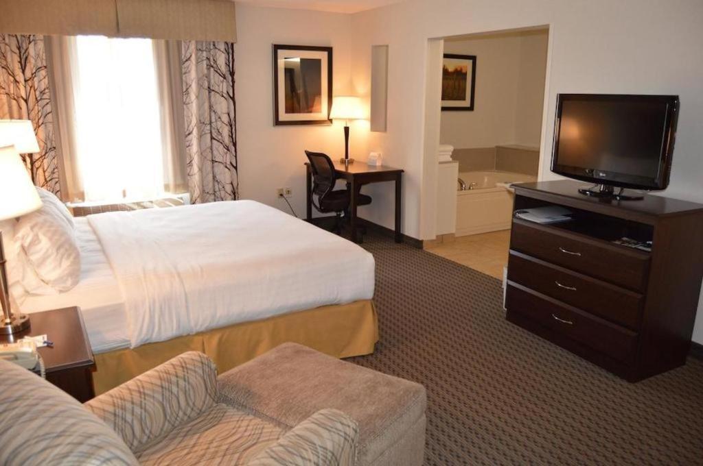 Holiday Inn Express & Suites Winner By Ihg Exterior photo