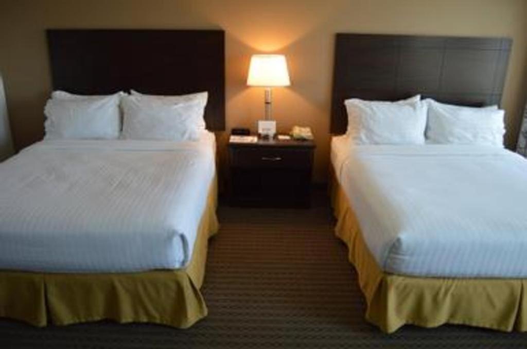 Holiday Inn Express & Suites Winner By Ihg Exterior photo