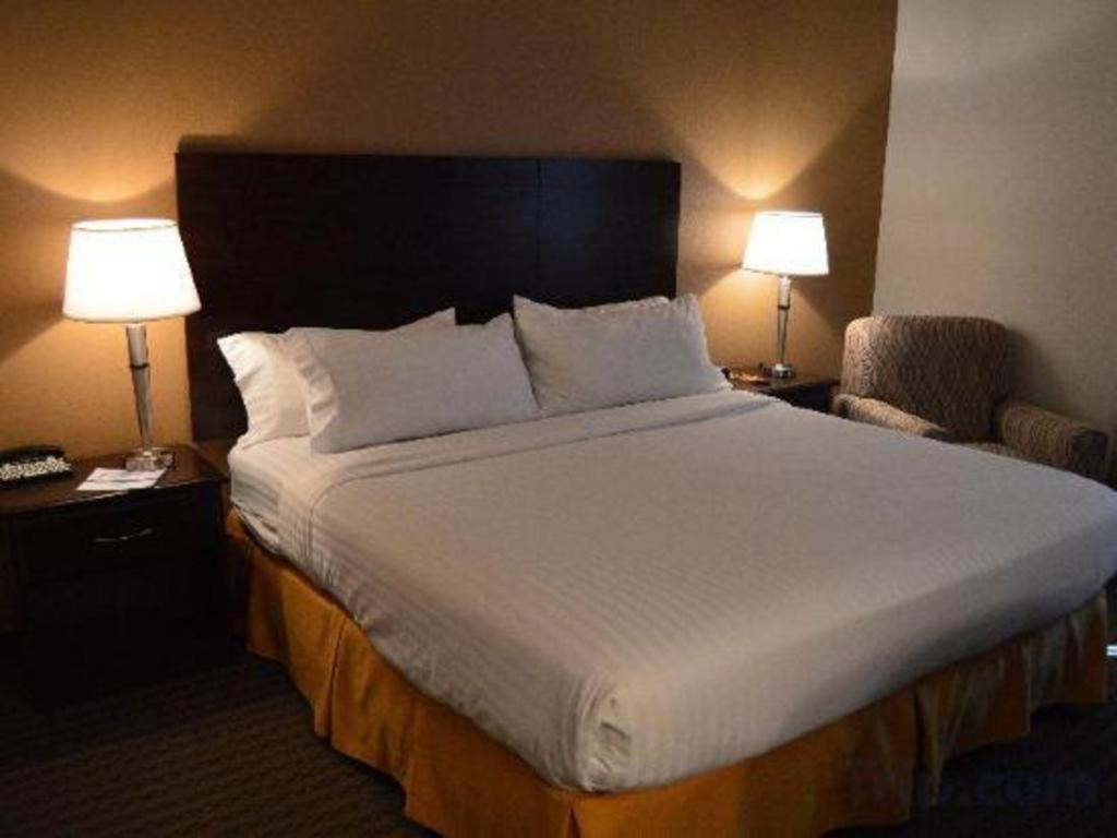 Holiday Inn Express & Suites Winner By Ihg Exterior photo